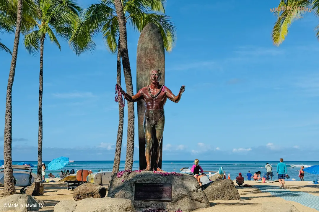 ワイキキの海を背にして立つデューク・カハナモクの銅像